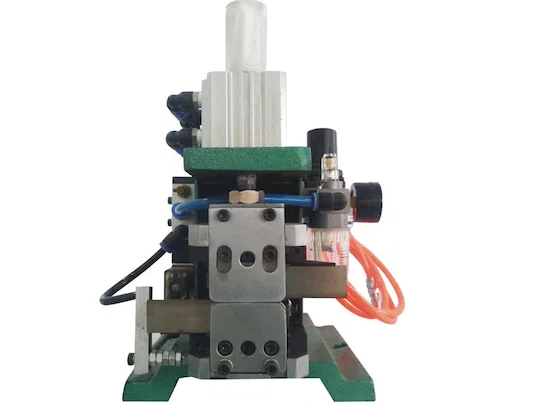 Többeres huzal csupaszító és sodrógép WPM-4F+T